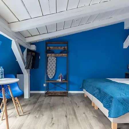 Niebiesko-bialy Apartament Apartman Poznań